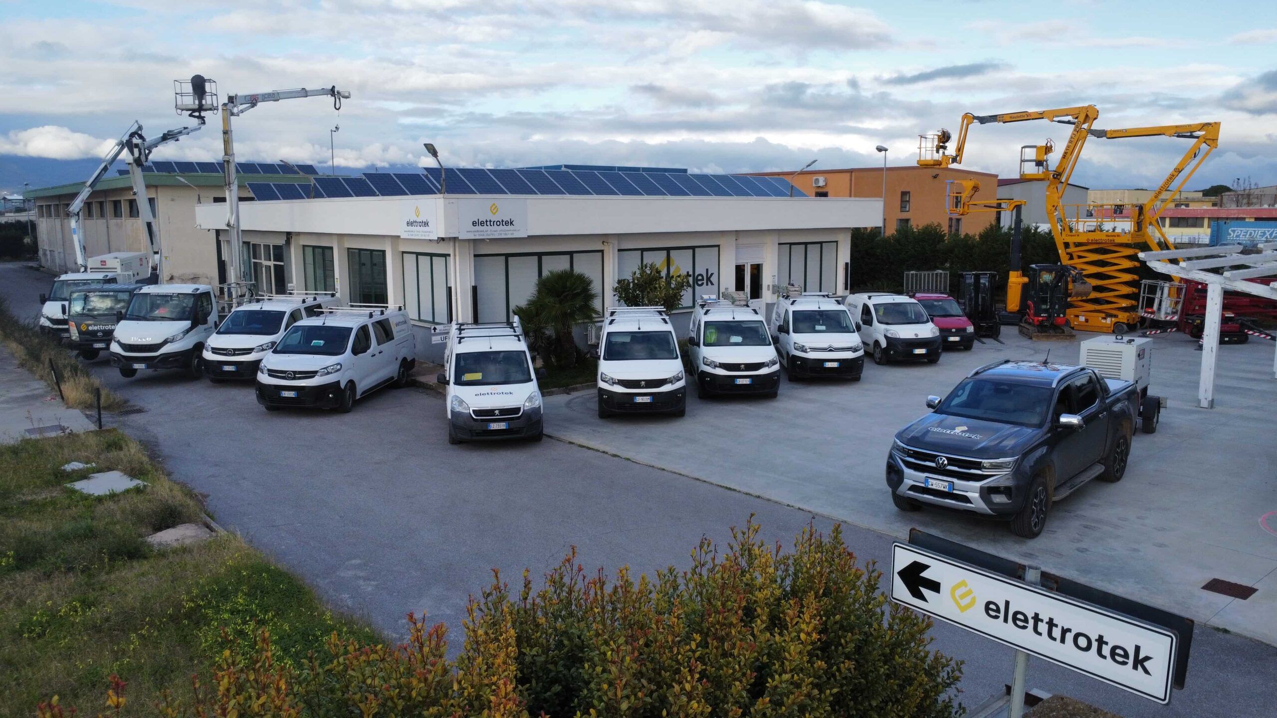 Parco mezzi - 36 - Elettrotek Parco mezzi - 35 - Elettrotek