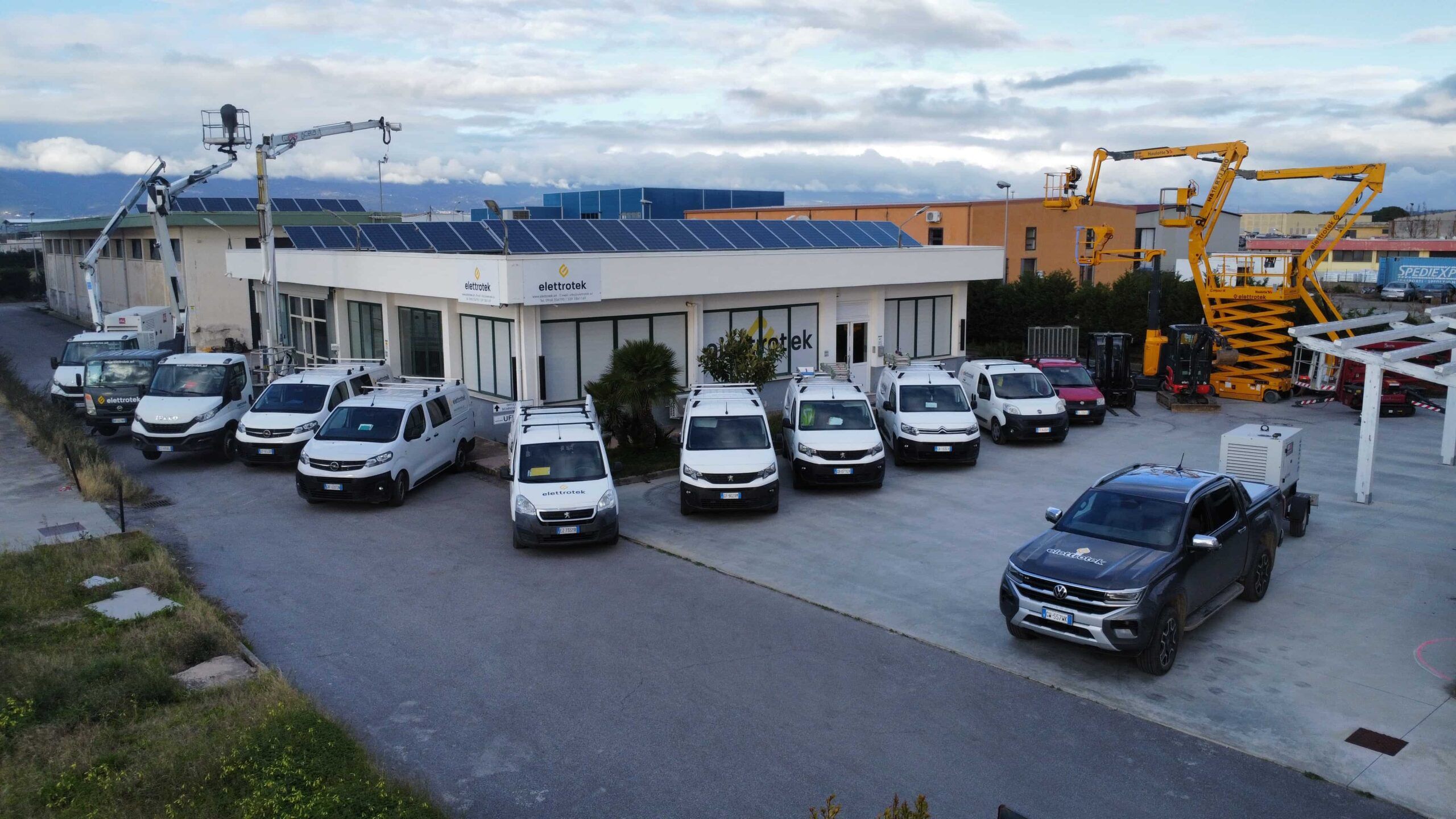 Parco mezzi - 38 - Elettrotek Parco mezzi - 37 - Elettrotek